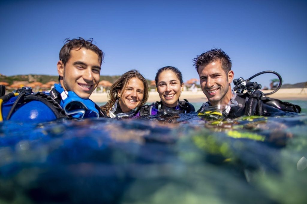 Happy customers enjoying their first experience during diving courses for beginners
